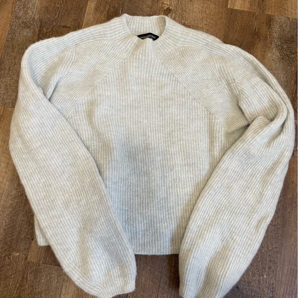 Banana Republic light gray crop sweater small